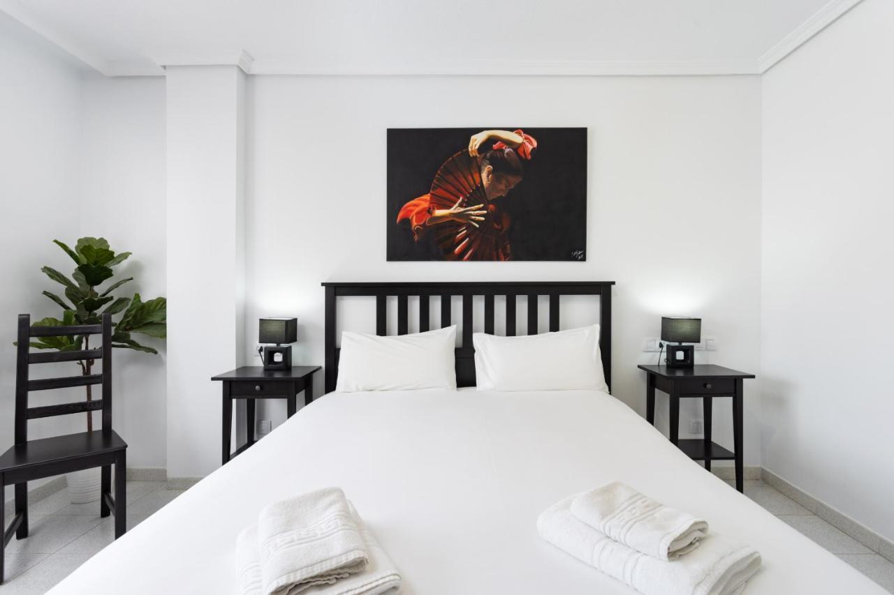 Black And White Apartment Free Wifi Los Cristianos  Buitenkant foto